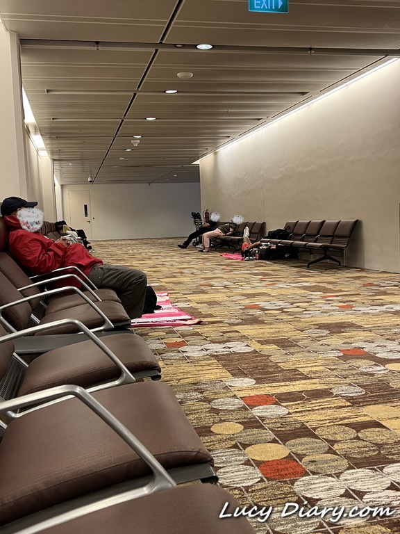 チャンギ空港は広いので床で寝れるようにすればよかった