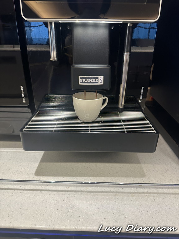 ANAラウンジのコーヒーマシーン