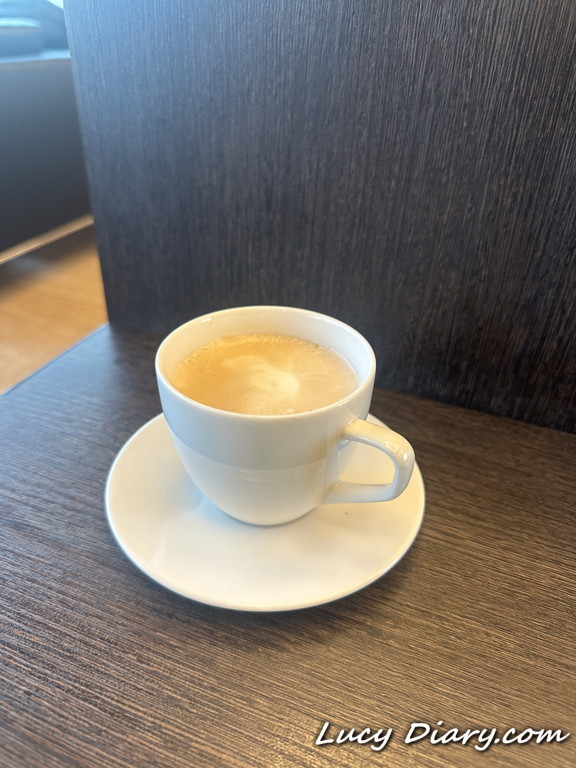 ANAラウンジでカフェラテ