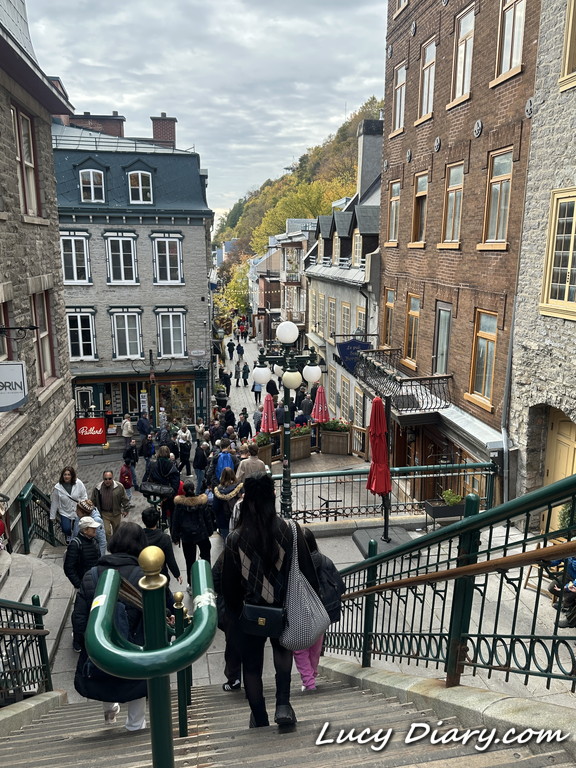 首降り階段は人ばかり