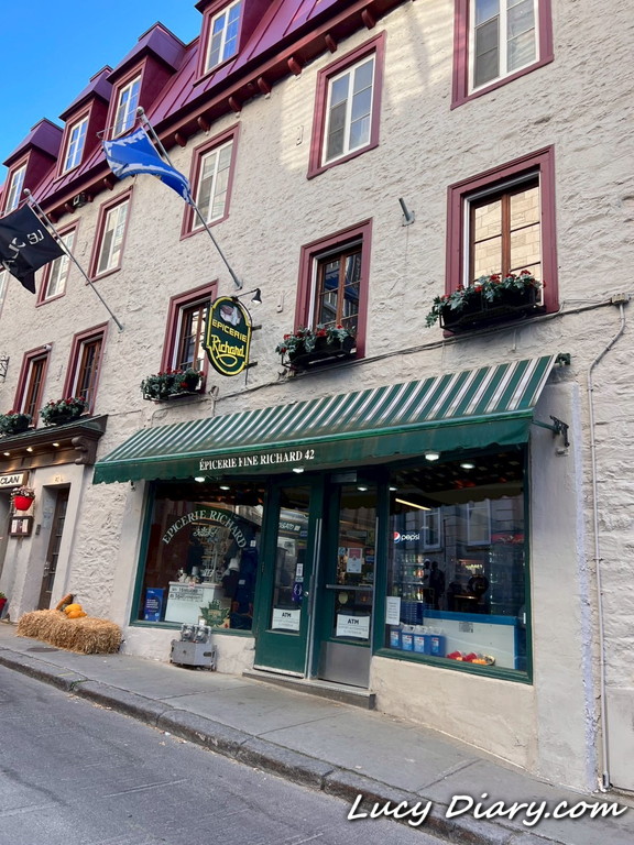 Epicerie Richardスーパーの外観