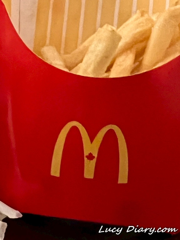 カナダ・マクドナルドのポテトには楓のマークがありました