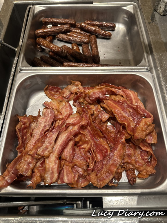 ベーコン＆ウィンナー。焦げてるようなウィンナーは美味しかった