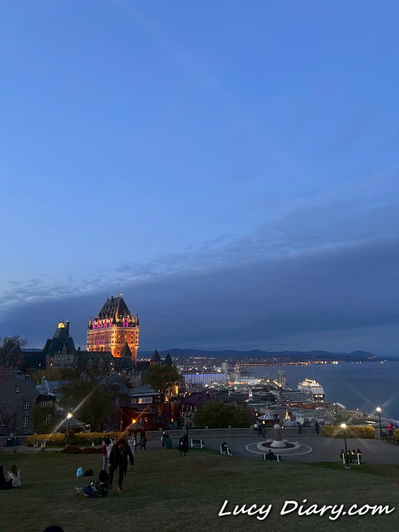 シャトーフロントナックが見える丘からの夜景