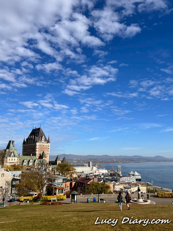 シャトーフロントナックを見下ろす丘