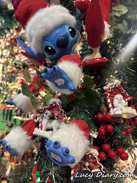 クリスマスツリーにいるスティッチ