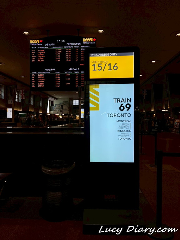 トロント駅モントリオール行きの表示