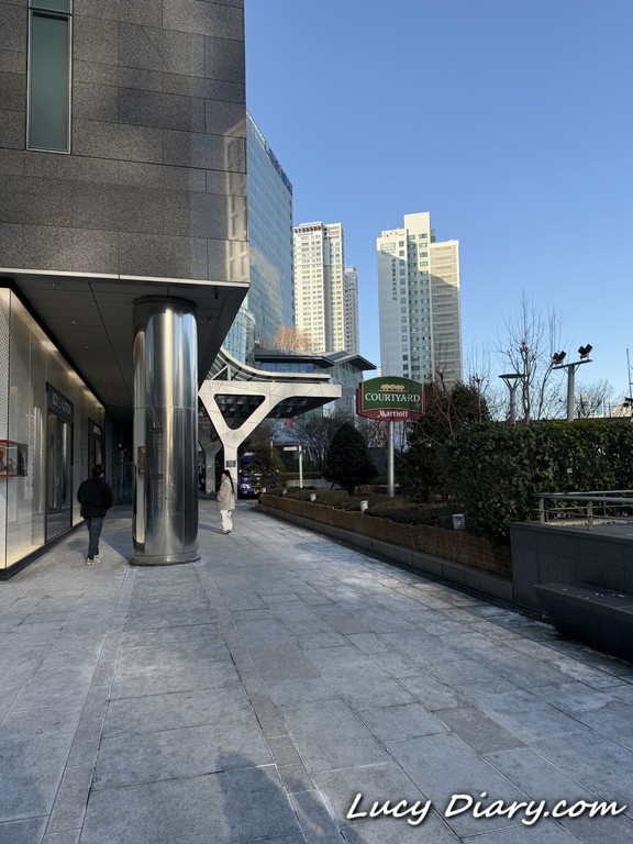 ホテルの入り口案内が見えました